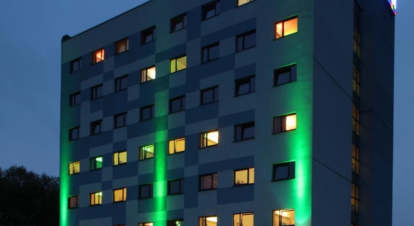 Viešbučio „Green Park“ fasadas vakare