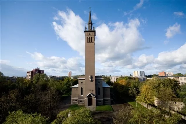 Turm der Kirche Maria Königin des Friedens