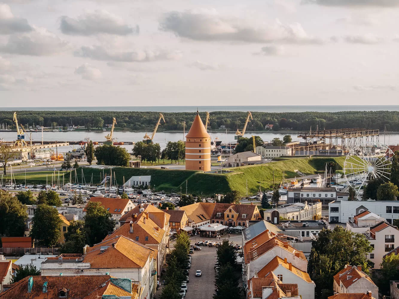 Klaipėdos senamiestis ir Kuršių marios iš viršaus