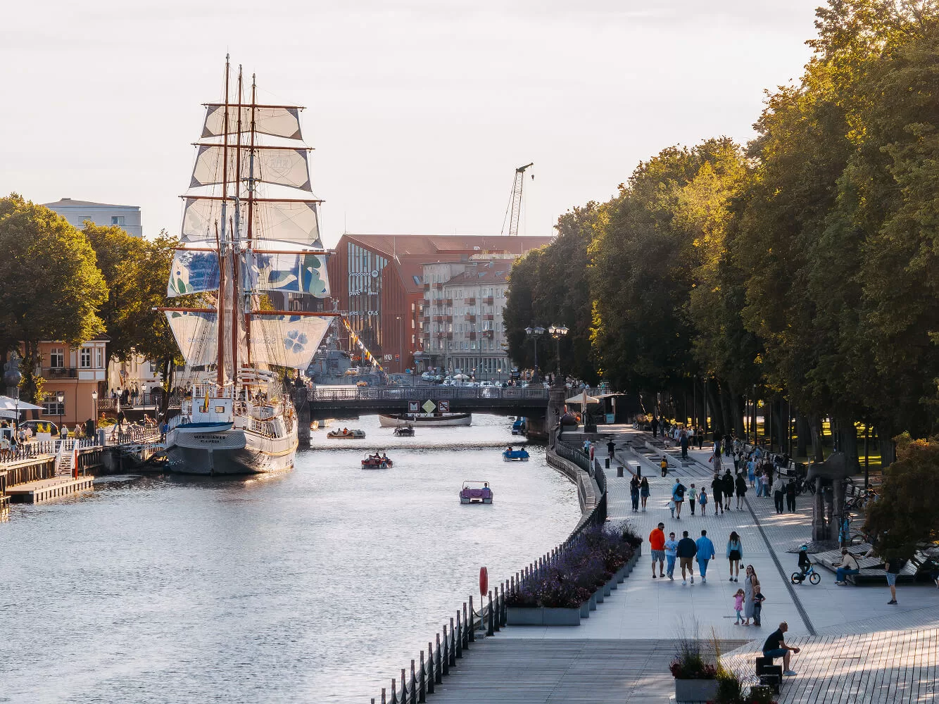 The “Meridianas” sailing ship on the Danė River embankment