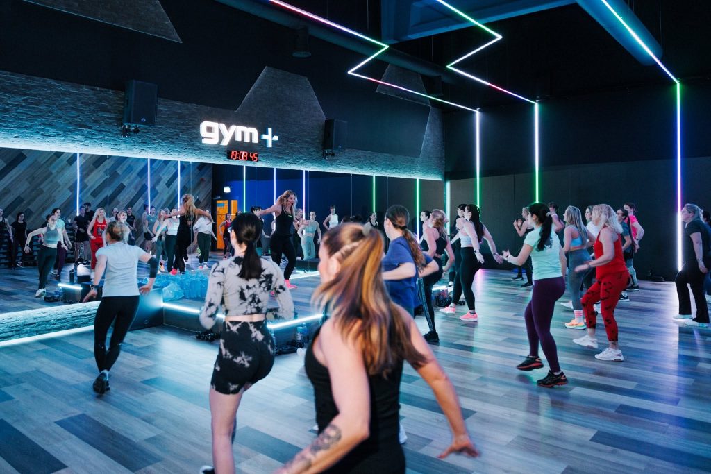 Grupinė treniruotė sporto klube, „GymPlius“