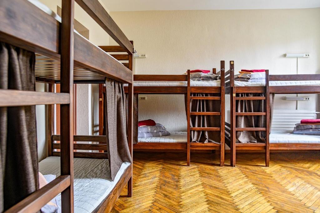 Schlafsaal mit Etagenbetten im „Klaipėda hostel“