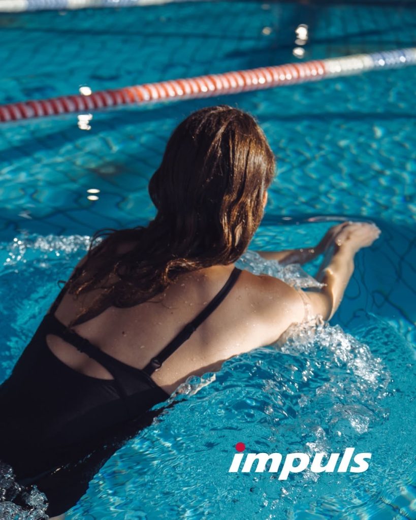 Moteris plaukia baseine, „Impuls“ sveikatingumo klubas