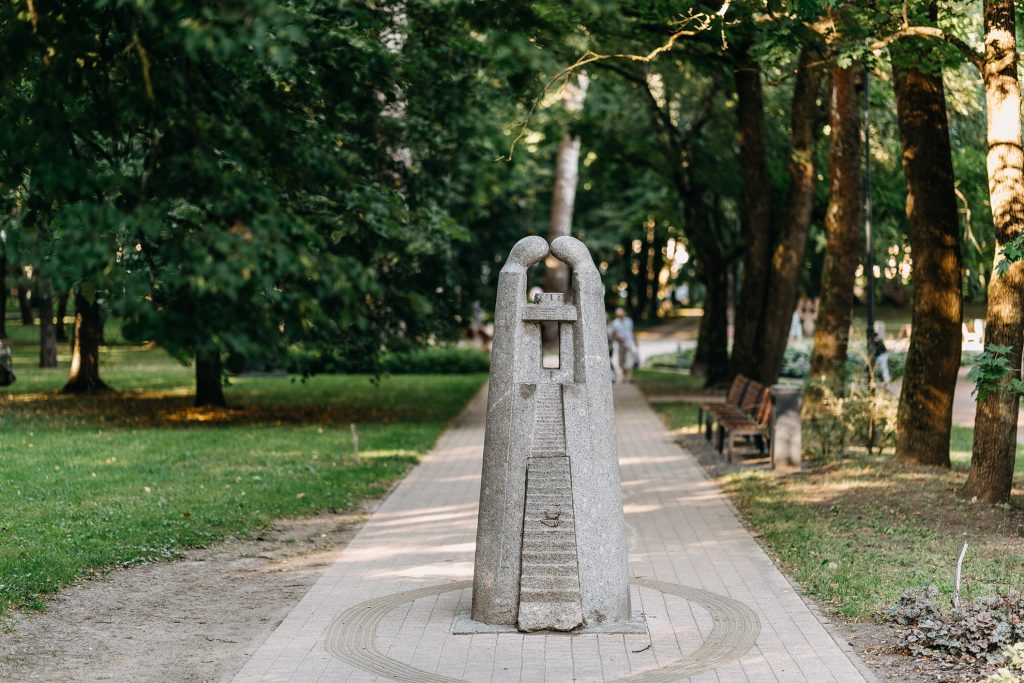 VIENIŠAS KALNAS. A. Sakalauskas. 1983