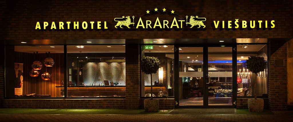 Apartviešbučio „Ararat“ įėjimas vakare