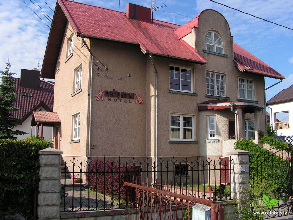 Gebäude des Gästehauses „Avada“ mit rotem Dach