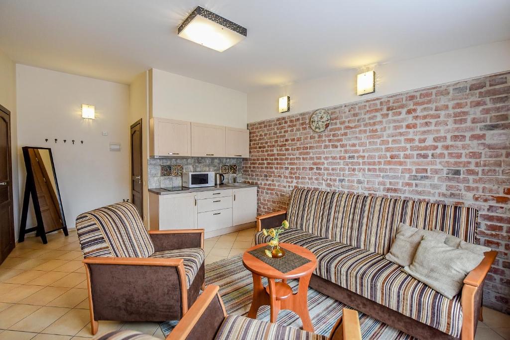 Wohnzimmer mit Backsteinwand im „Kubu LOFT“