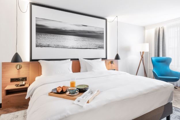 Kambarys su pusryčių padėklu viešbutyje „Mercure“