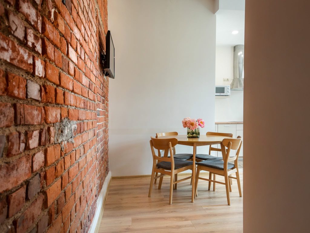 Wohnung mit Backsteinwand und Esstisch