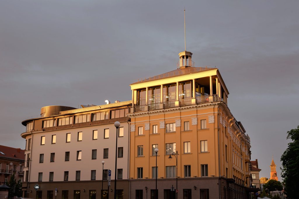 Istorinis viešbučio „Victoria Hotel“ pastatas su bokšteliu