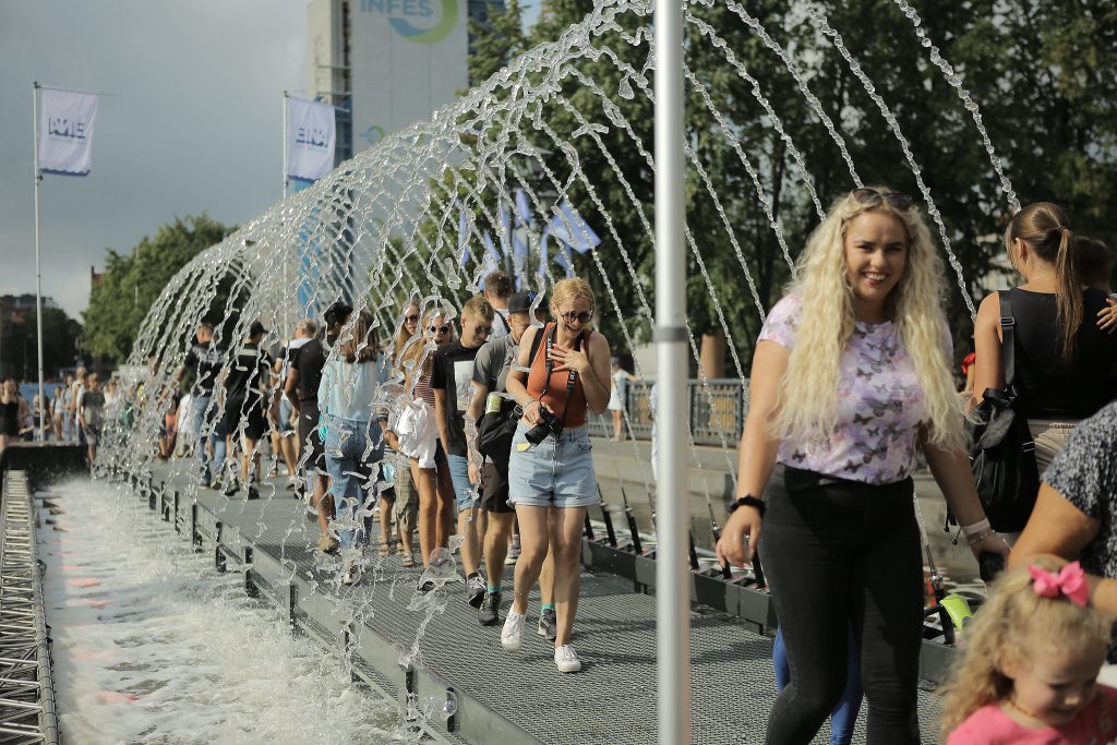 KLAIPĖDA VELKASI ŠVENTINĮ RŪBĄ – SENAMIESČIO POKYČIAI, JAUKIOS ERDVĖS IR ATPLAUKĘ BURLAIVIAI