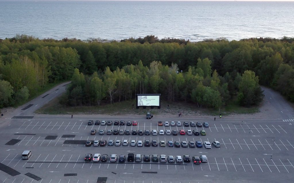 Didžiausias kino teatras iš automobilio po atviru dangumi vėl Klaipėdoje