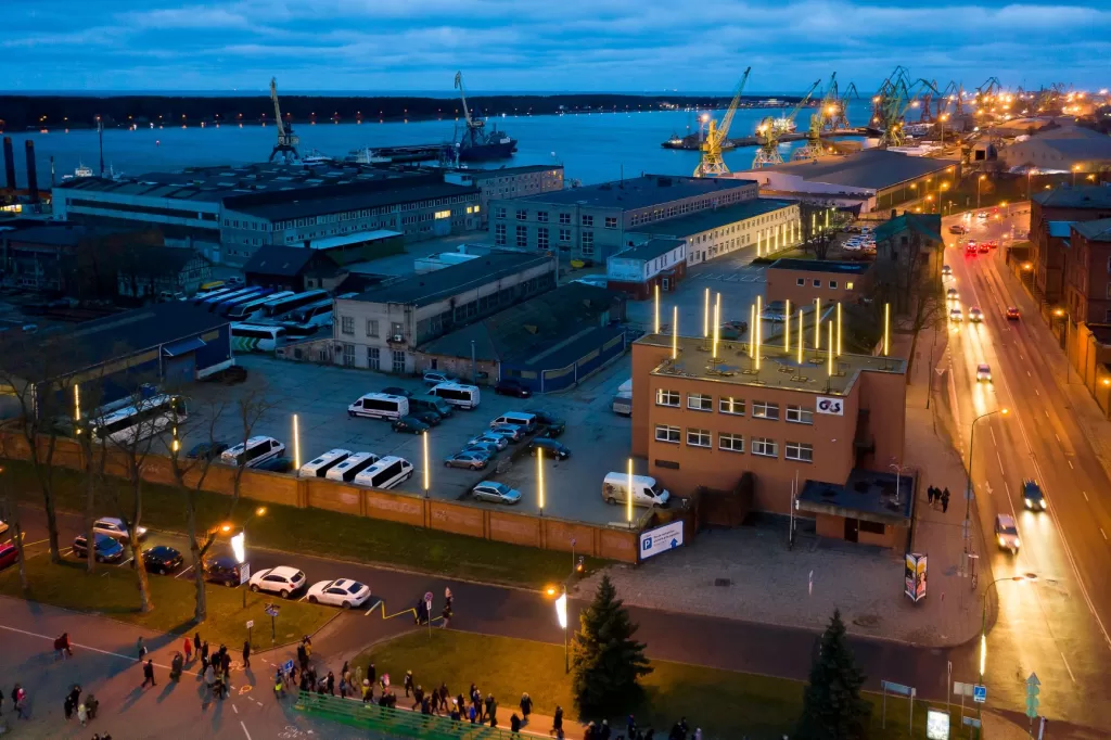 KLAIPĖDOS ŠVIESOS MENO KALVĖ – STUDIJA LIGHTFORMS – ATVERS DURIS ŠVIESŲ FESTIVALIO SVEČIAMS