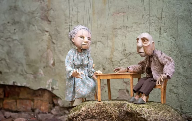 Apie gydančią meilę. Marionečių spektaklio „Karvė yra meilė“ premjera Klaipėdos lėlių teatre