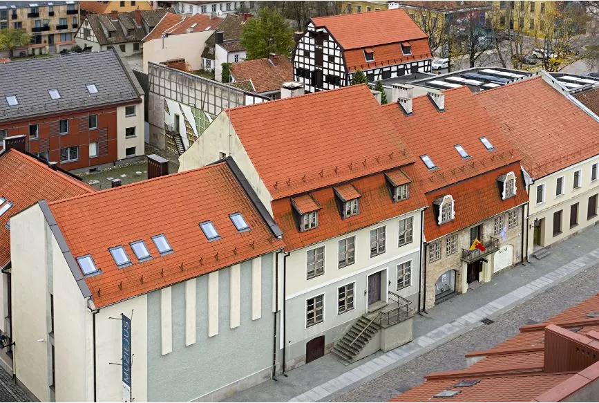 LIETUVOS NEPRIKLAUSOMYBĖS ATKŪRIMO DIENOS PROGA KLAIPĖDOJE – TAPYBOS DARBŲ PARODA, EDUKACINĖS DIRBTUVĖS, RAŠYTOJŲ ŠVENTINIAI SKAITYMAI
