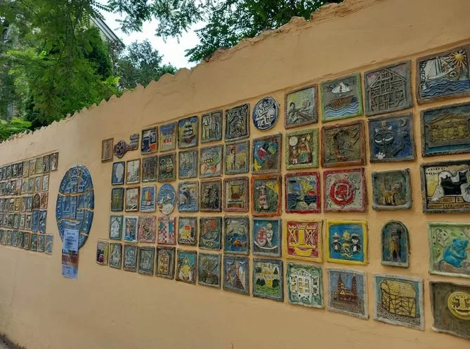 Reljefų siena „Klaipėdos istorijos ženklai“
