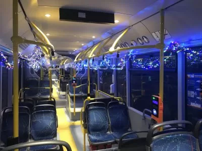 Miestą papuošė „Kalėdiniai autobusai”