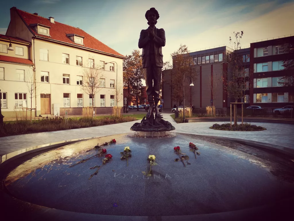 Skvere nauja skulptūra Vydūnui