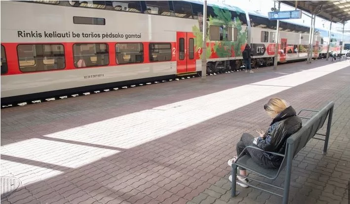 Aktualu keliaujantiems traukiniais: bilietų bus galima įsigyti ir parduotuvėse, pašte