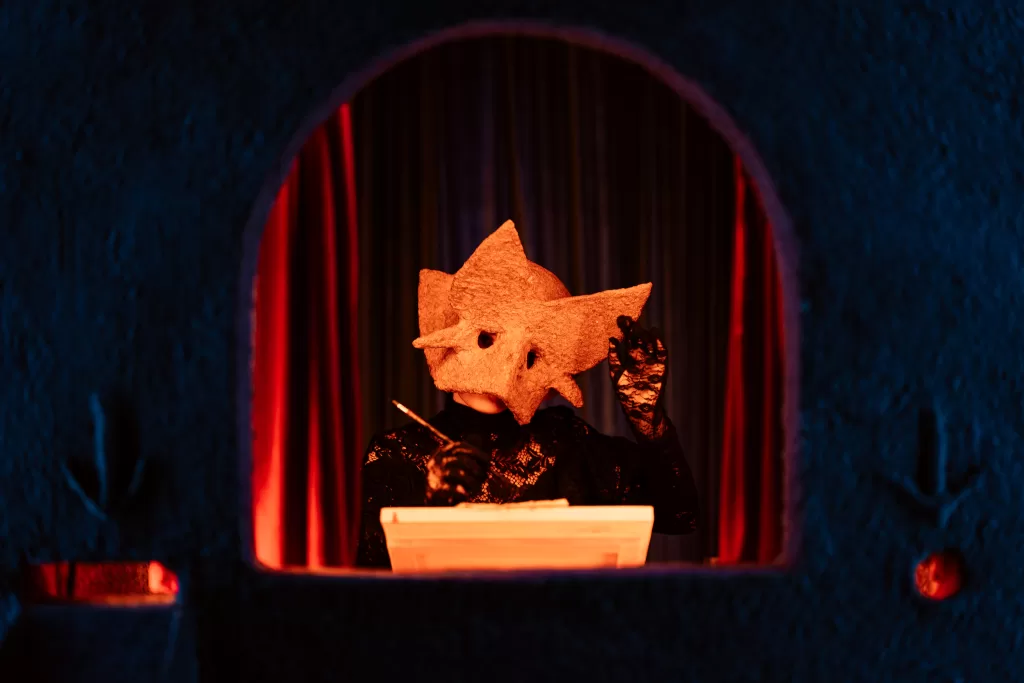Urtės Jasenkos performansas „Tai, kas žiūri atgal“